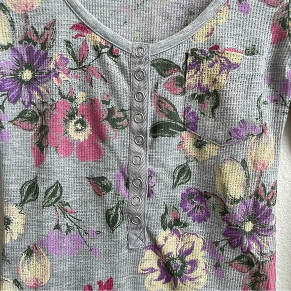 WET SEAL Bella Swan Grey Floral Thermal Scoop Neck Fitted Henley Long Sleeve Top - Picture 3 of 6